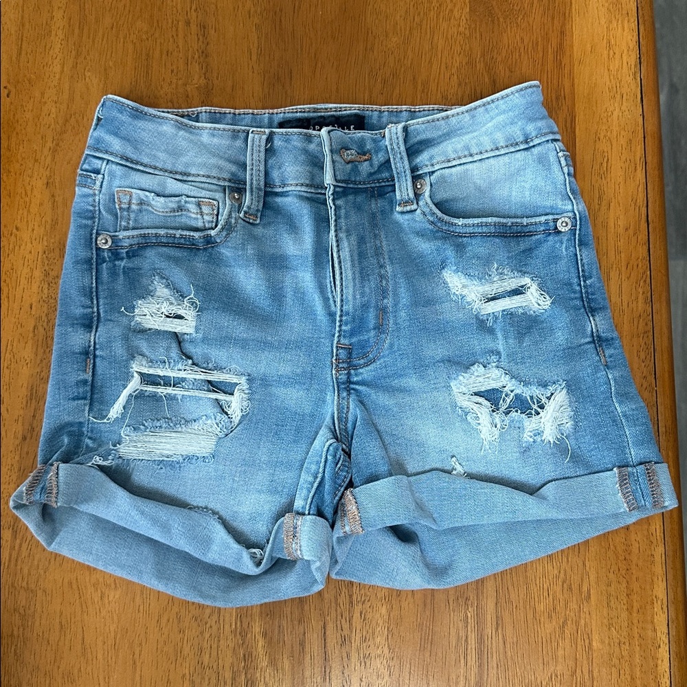 Aeropostale women’s size 00 distressed high rise midi shorts.